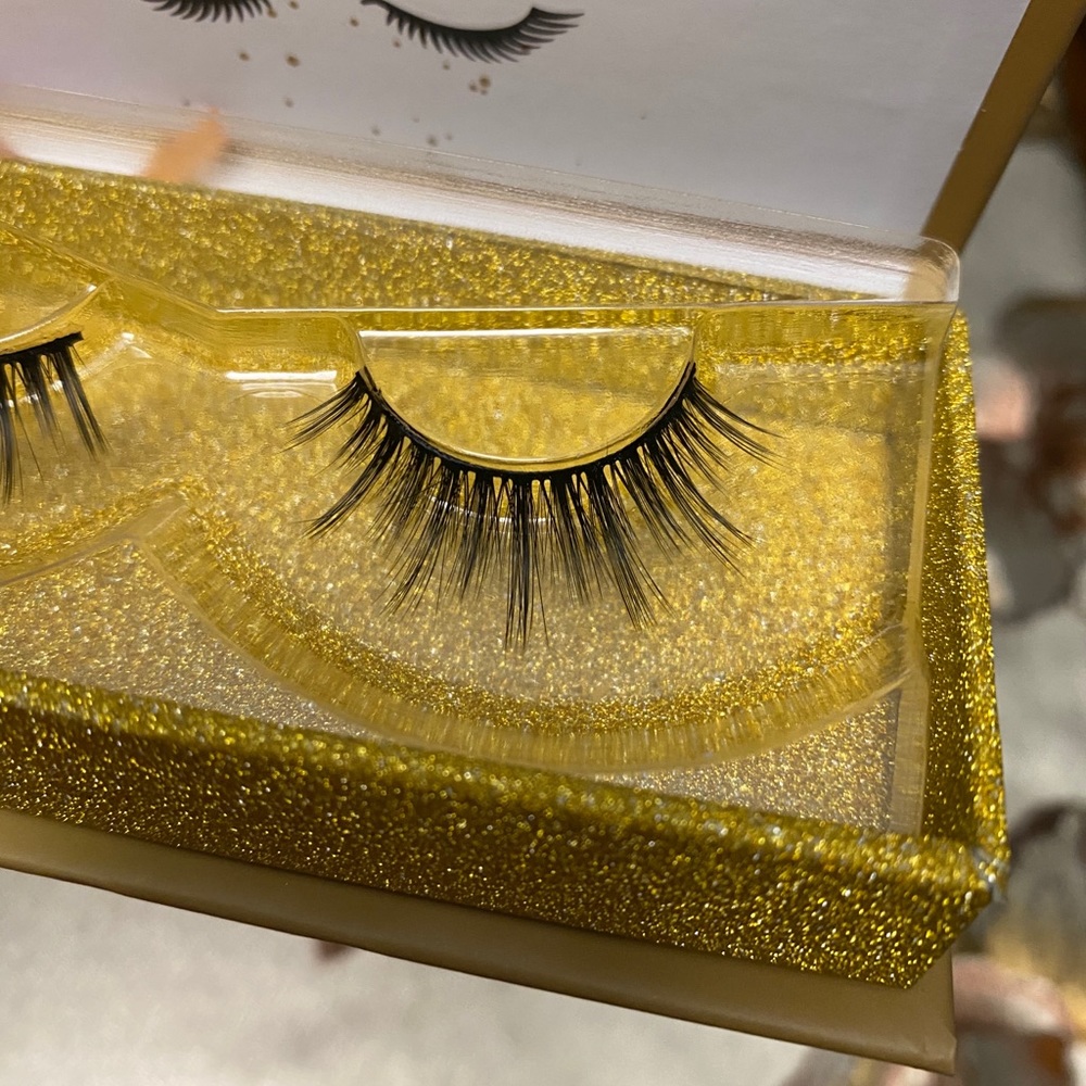 Lashes - Picture 3 of 5